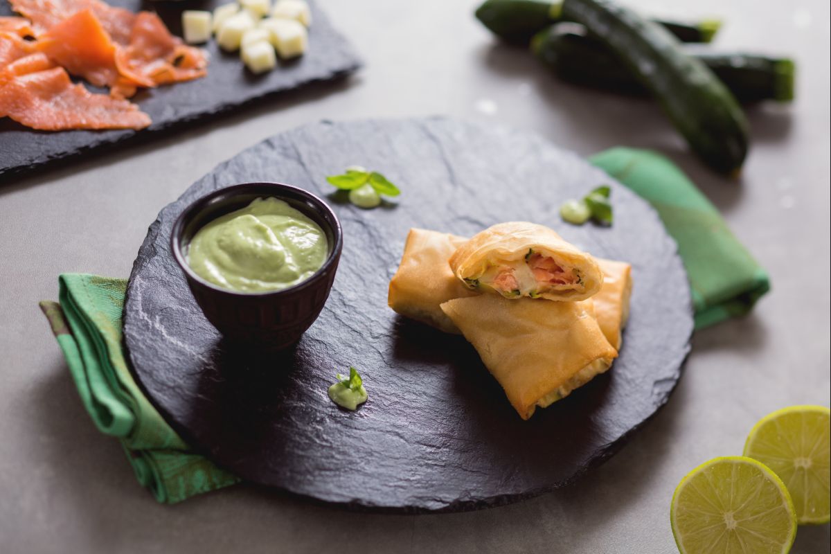 Petits paquets de pâte filo avec cœur de saumon et fromage