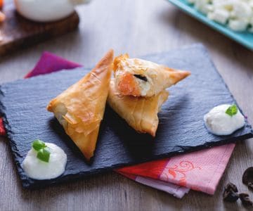 Triangles de pâte phyllo au saumon avec crème de burrata