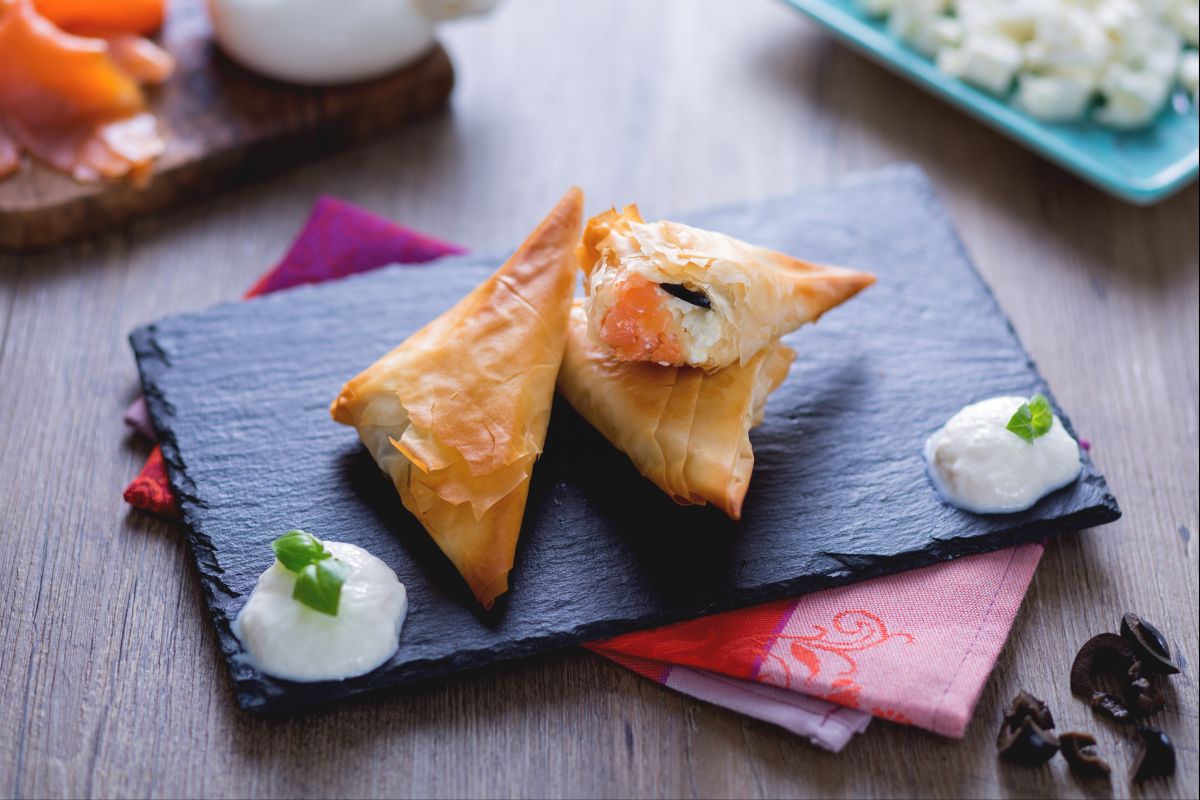 Triangles de pâte phyllo au saumon avec crème de burrata