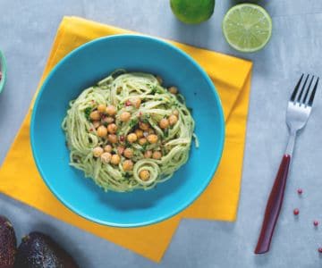 Spaghetti complets avec crème d'avocat et pois chiches croustillants