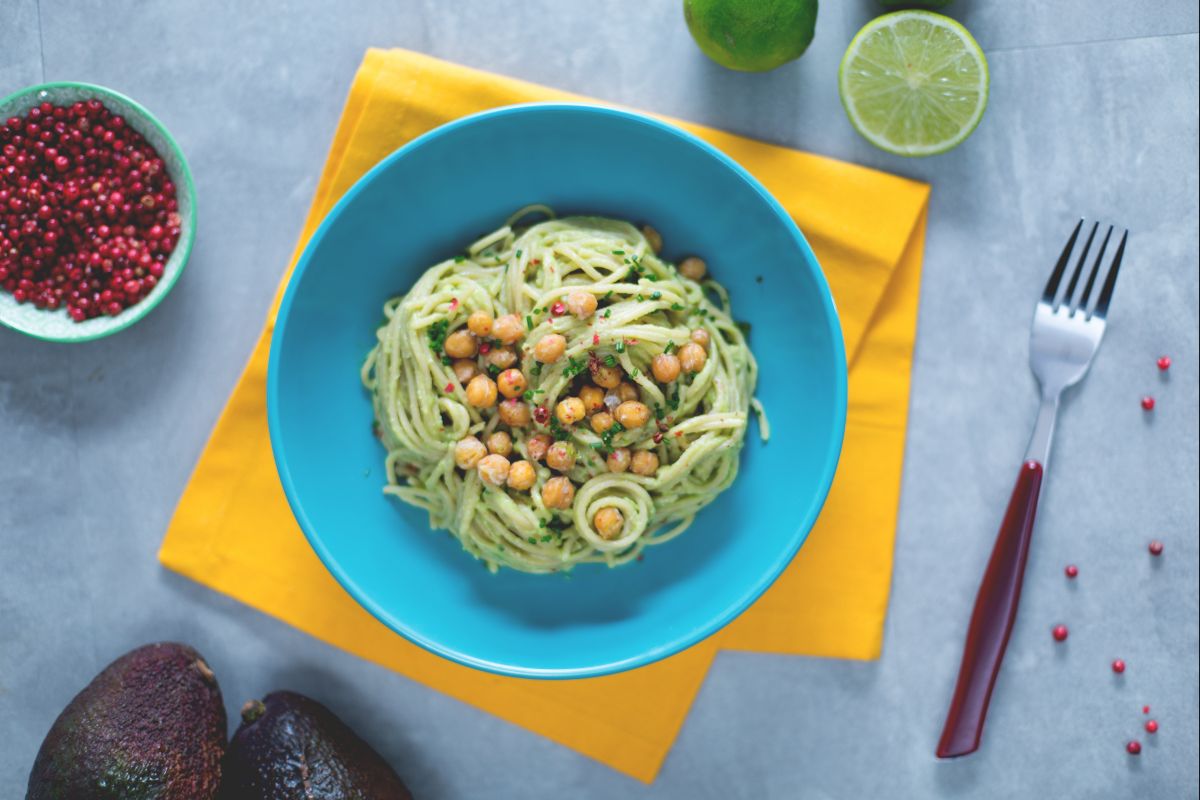 Spaghetti complets avec crème d'avocat et pois chiches croustillants