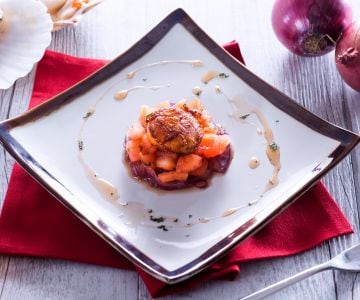 Coquilles Saint-Jacques poêlées avec oignons caramélisés
