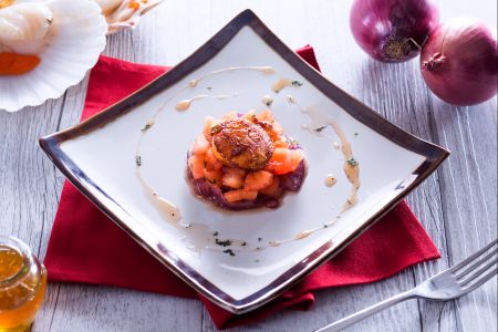 Coquilles Saint-Jacques poêlées avec oignons caramélisés