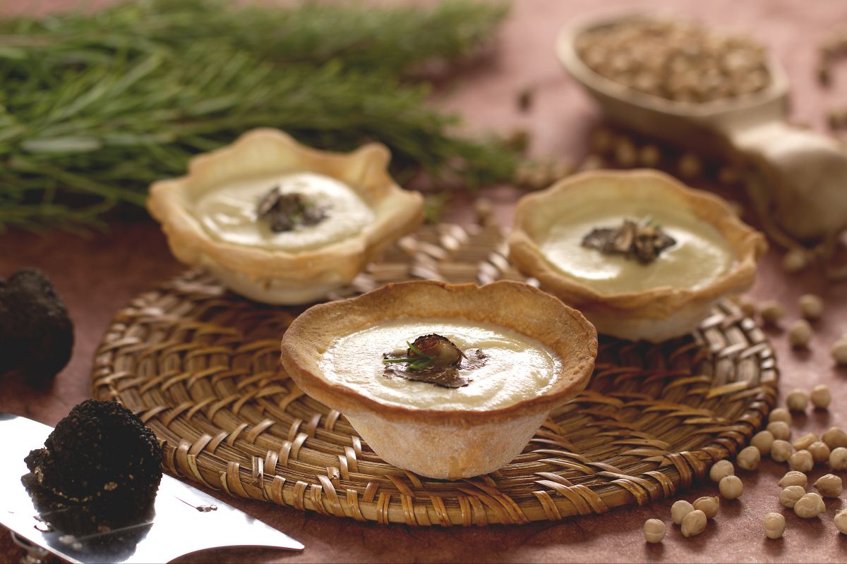 Petits bols de pain avec velouté de pois chiches