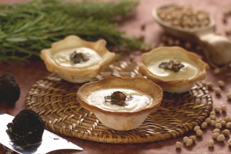 Petits bols de pain avec velouté de pois chiches