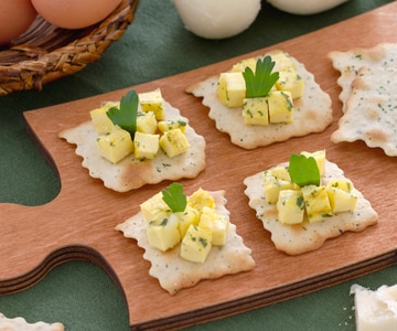 Feuilletés aux olives avec dés d'omelette