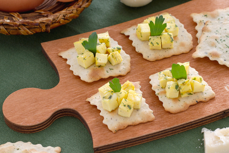 Feuilletés aux olives avec dés d'omelette