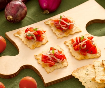 Feuilletés aux olives avec oignons et tomates cerises