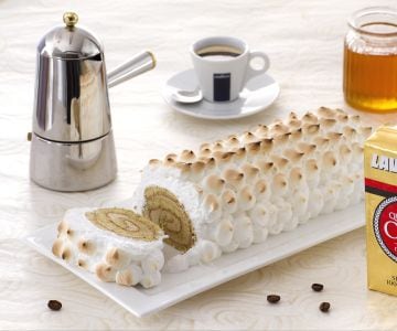 Bûche au café avec meringue flambée