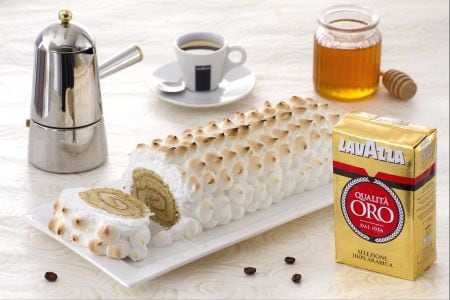 Bûche au café avec meringue flambée