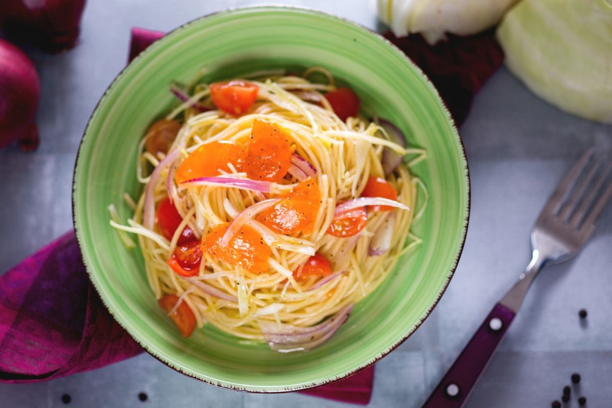 Salade de spaghettis avec œuf mariné
