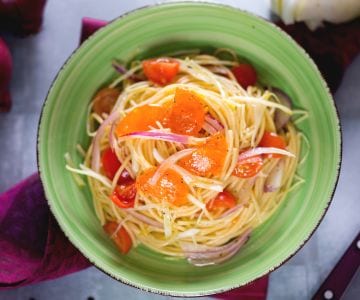 Salade de spaghettis avec œuf mariné