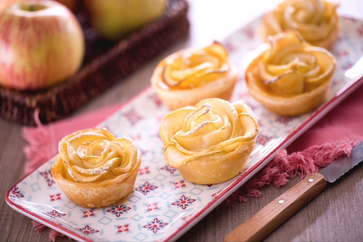 Rosaces de pâte feuilletée et pommes