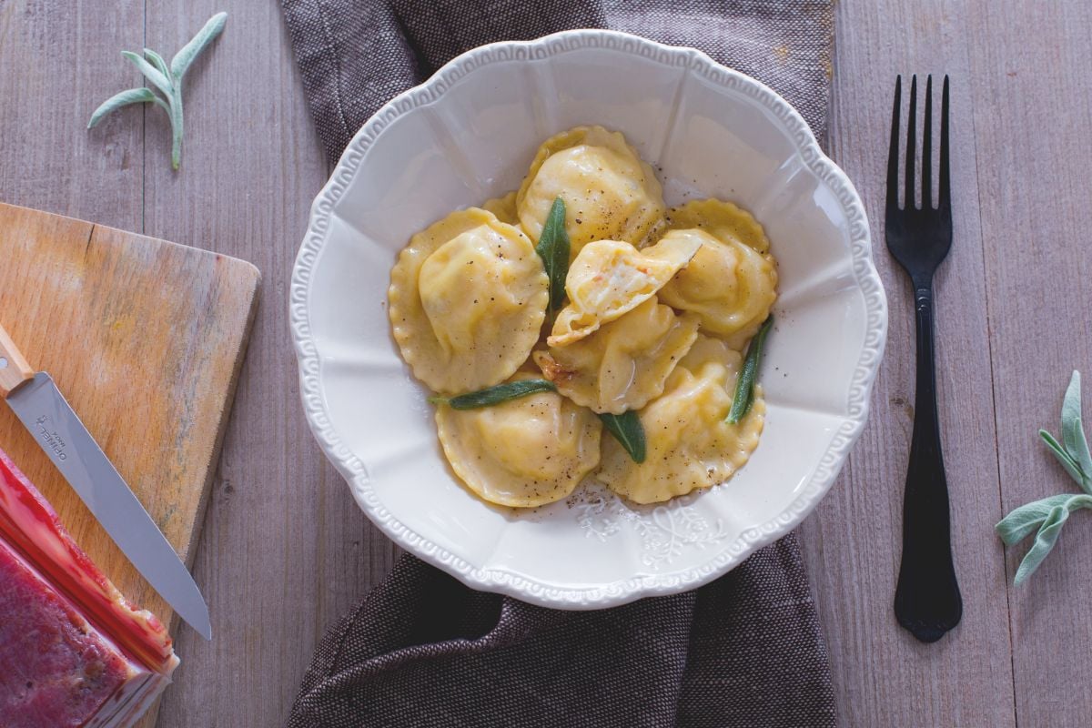 Tortelli de pommes de terre et lardons avec beurre et sauge