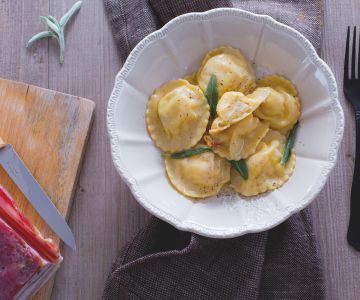 Tortelli de pommes de terre et lardons avec beurre et sauge