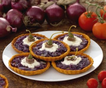 Tartelettes aux oignons caramélisés et stracciatella
