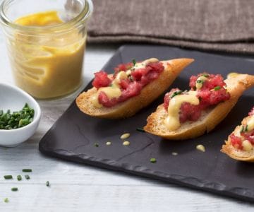 Tartare de viande sur bruschetta
