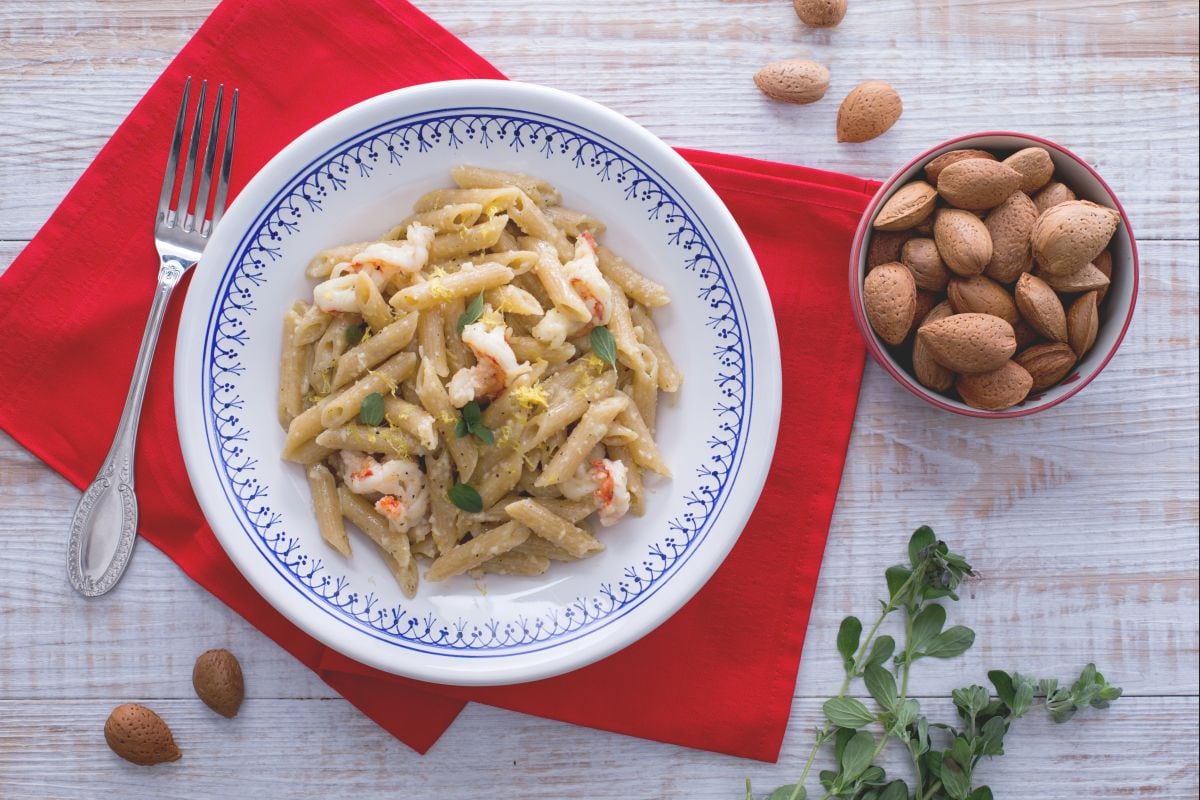 Penne au pesto d'amandes et crevettes