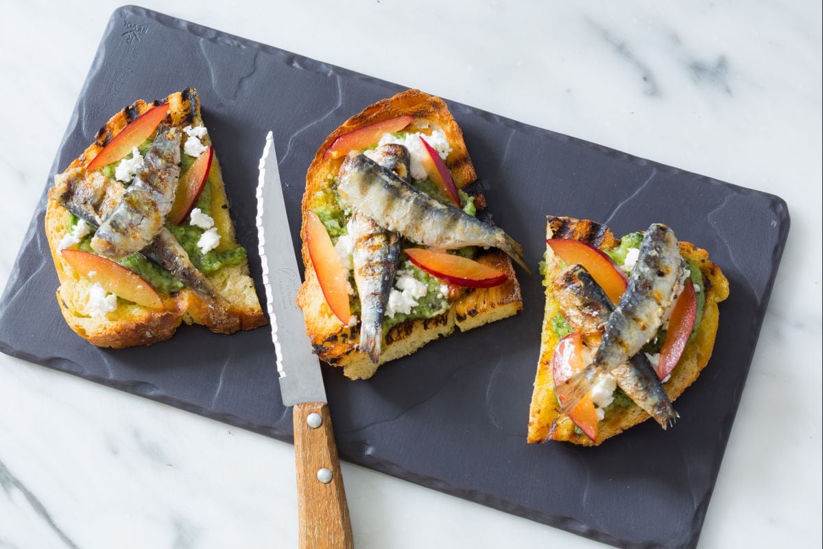 Bruschette au pesto d'herbes et sardines grillées