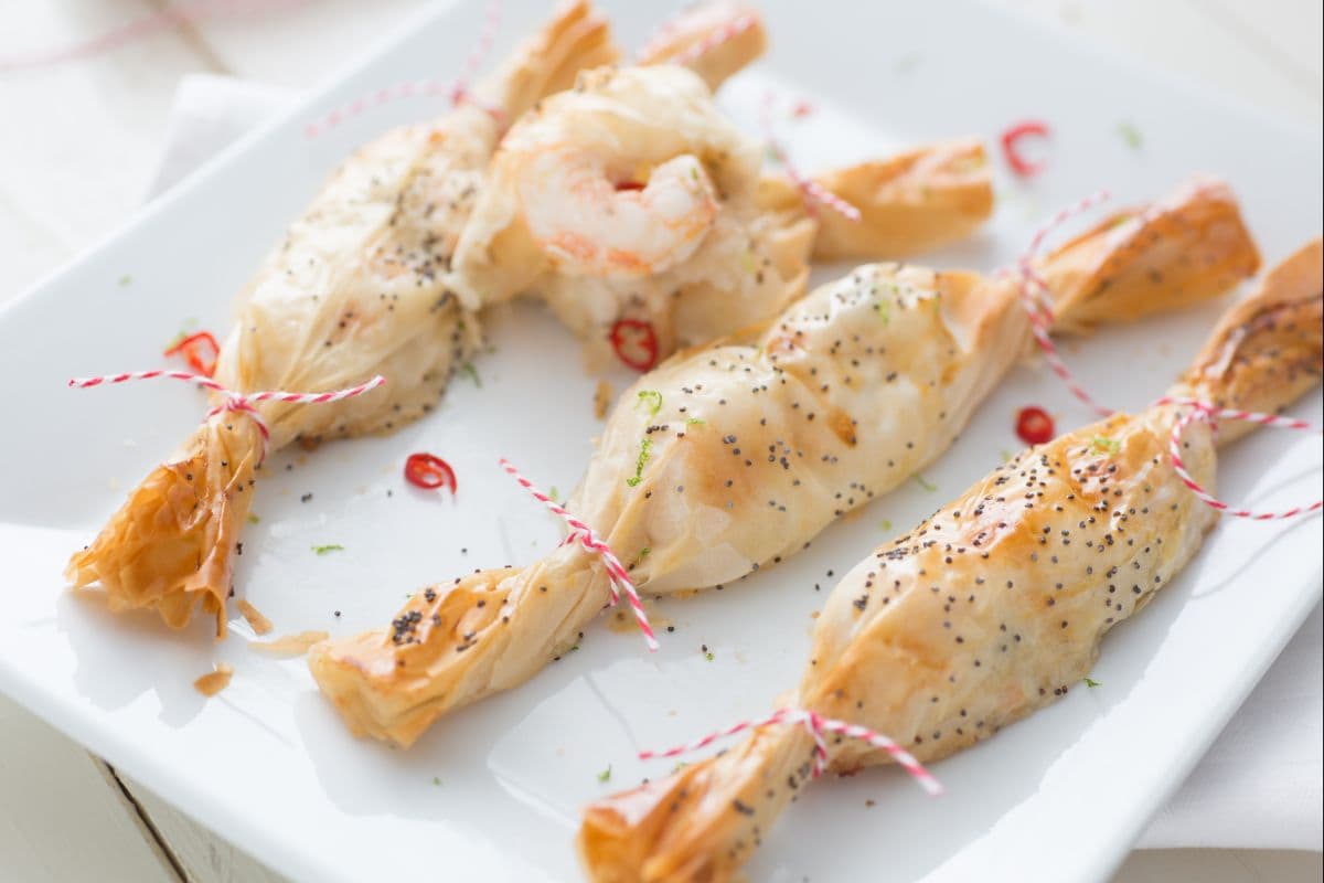 Paquets de Noël avec langoustines, gingembre et lime