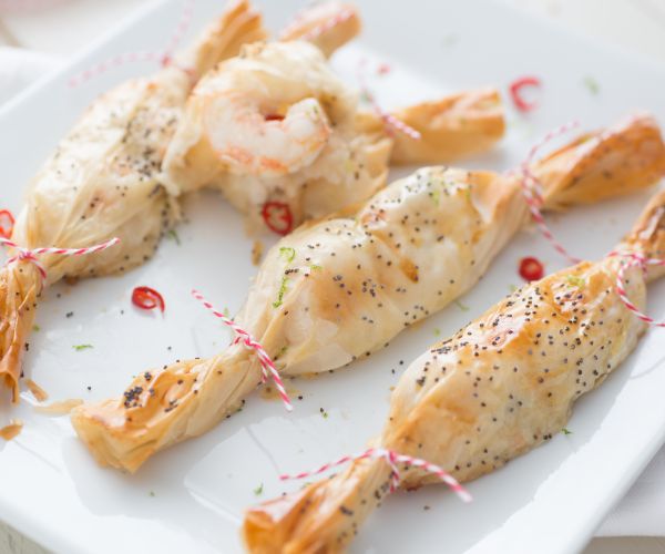 Paquets de Noël avec langoustines, gingembre et lime