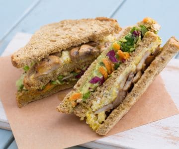 Club sandwich avec œufs brouillés