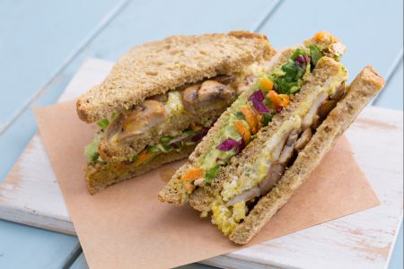 Club sandwich avec œufs brouillés