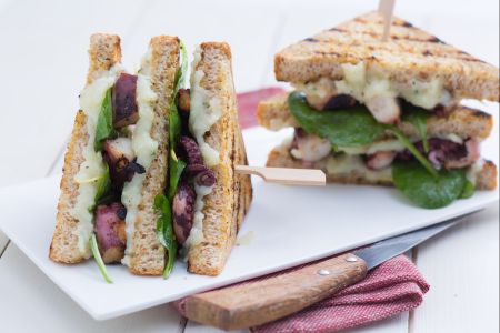 Club sandwich avec poulpe et pommes de terre