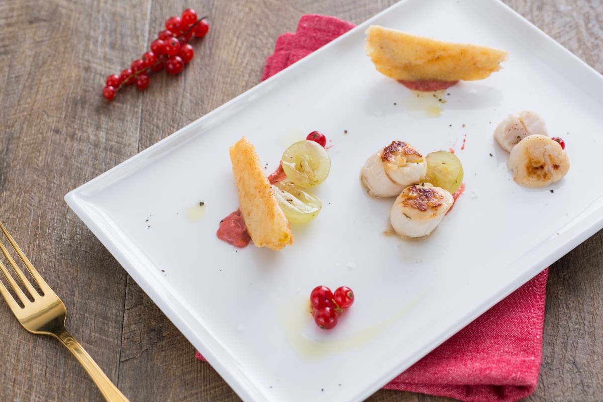 Coquilles Saint-Jacques et poires en feuilleté de Grana Padano