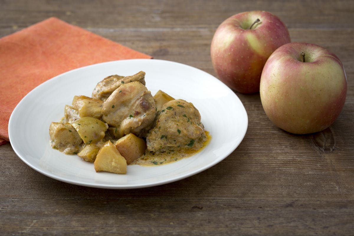Poulet au curry avec des pommes