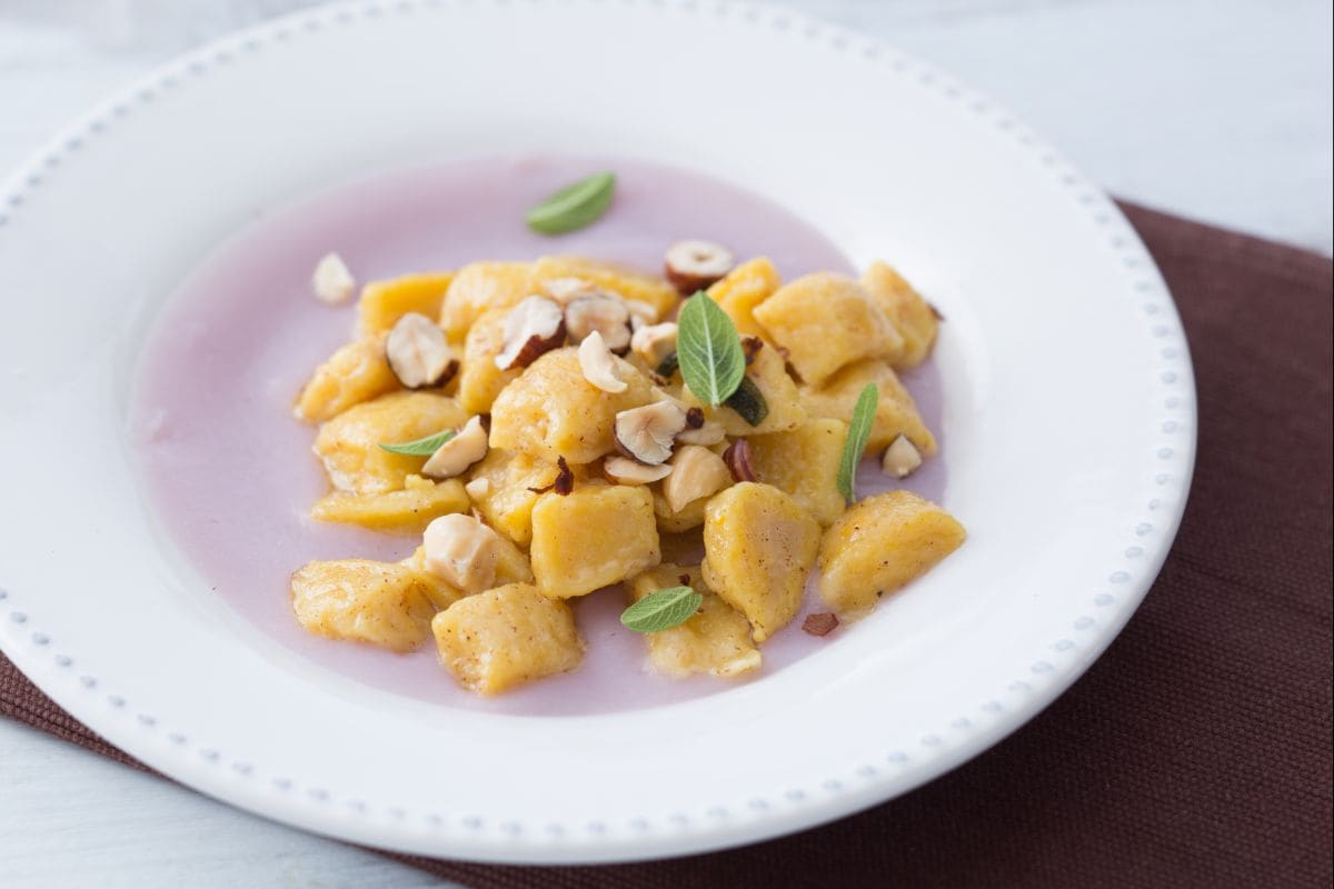 Gnocchi de potiron sur crème de pommes de terre violettes