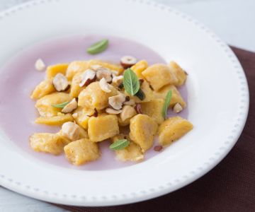 Gnocchi de potiron sur crème de pommes de terre violettes