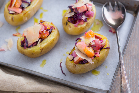 Pommes de terre rôties avec pommes, oranges et Grana Padano