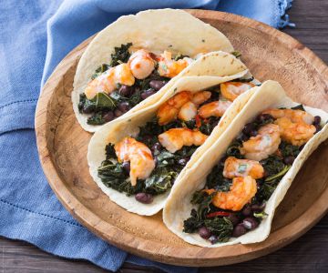 Tacos avec chou kale et crevettes