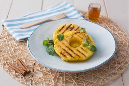 Ananas grillé au miel et à la cannelle