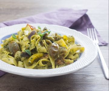 Tagliatelles aux aubergines, pesto et tomates cerises