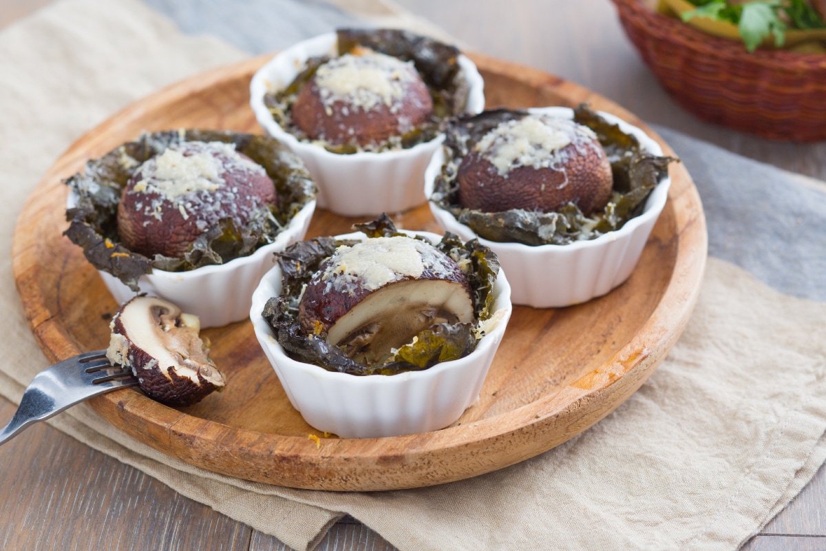 Paniers de feuilles de vigne avec cèpes et Grana Padano