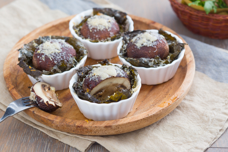 Paniers de feuilles de vigne avec cèpes et Grana Padano