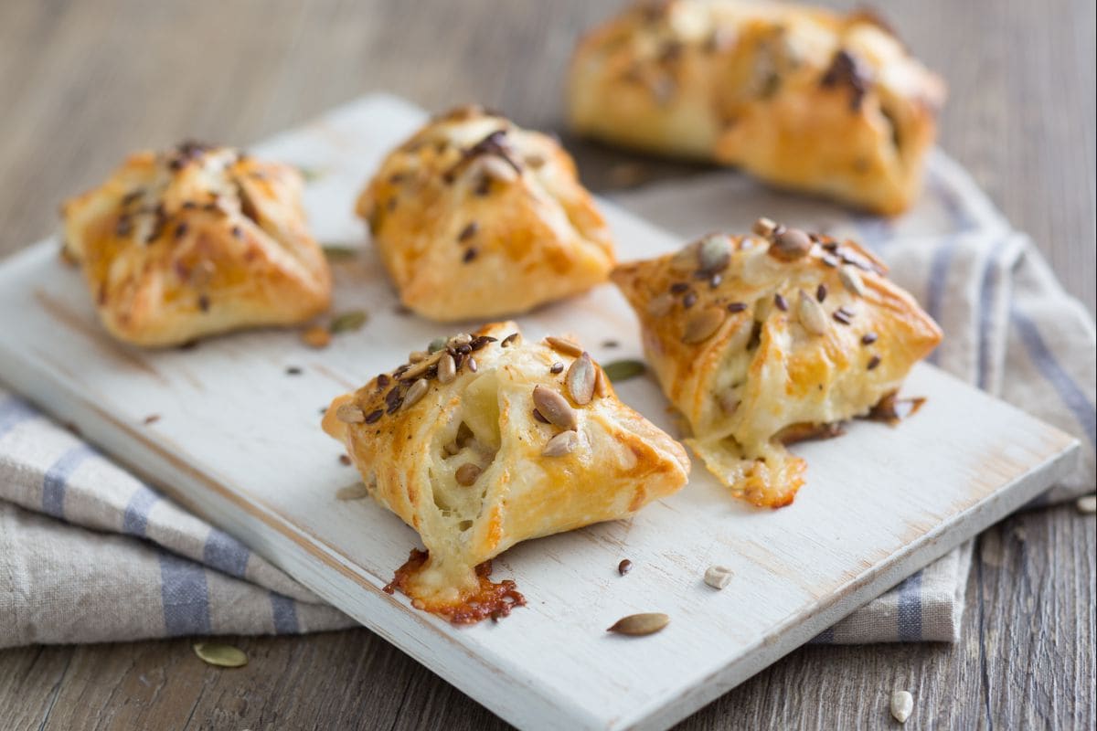 Feuilletés aux lentilles, saucisse et fromage