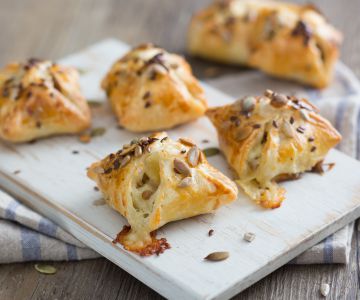 Feuilletés aux lentilles, saucisse et fromage