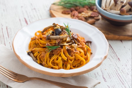 Tagliatelle aux champignons et fruits secs