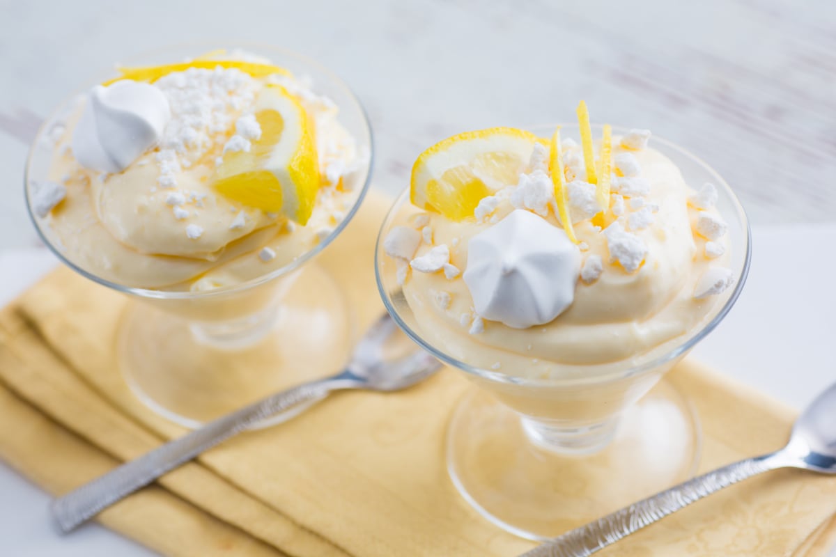 Coupes à la crème de citron et meringues