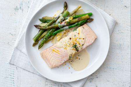 Pavés de saumon avec asperges et crème
