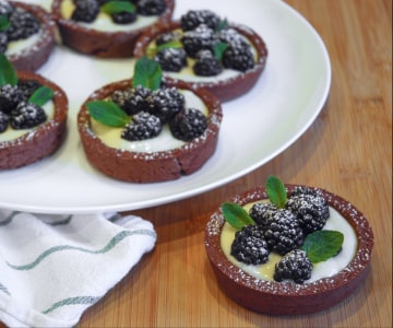Tartelettes au cacao avec crème et mûres