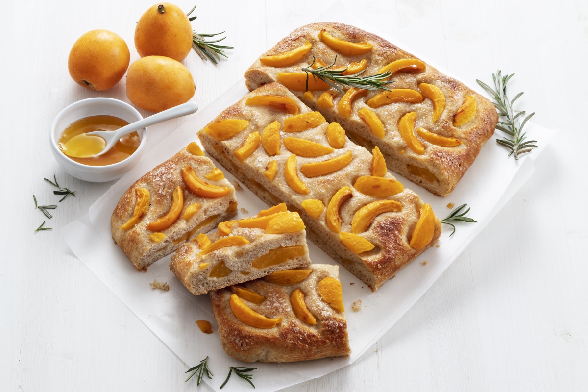 Fougasse aux nèfles et romarin