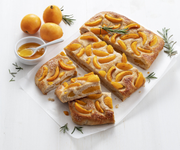 Fougasse aux nèfles et romarin