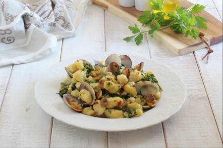 Gnocchi aux palourdes et pousses de brocoli-rave