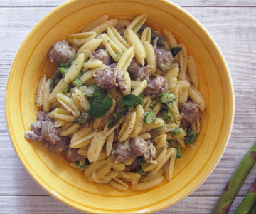 Gnocchetti sardi avec saucisse et asperges