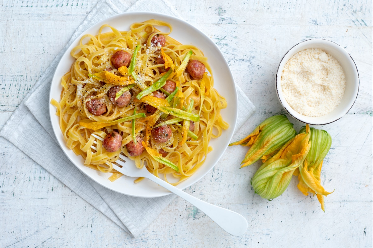 Tagliatelle avec boulettes et fleurs de courgette