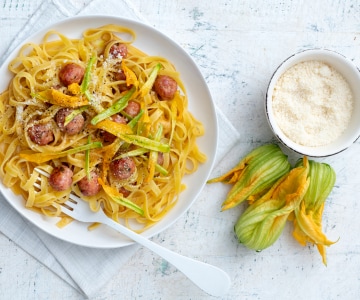 Tagliatelle avec boulettes et fleurs de courgette